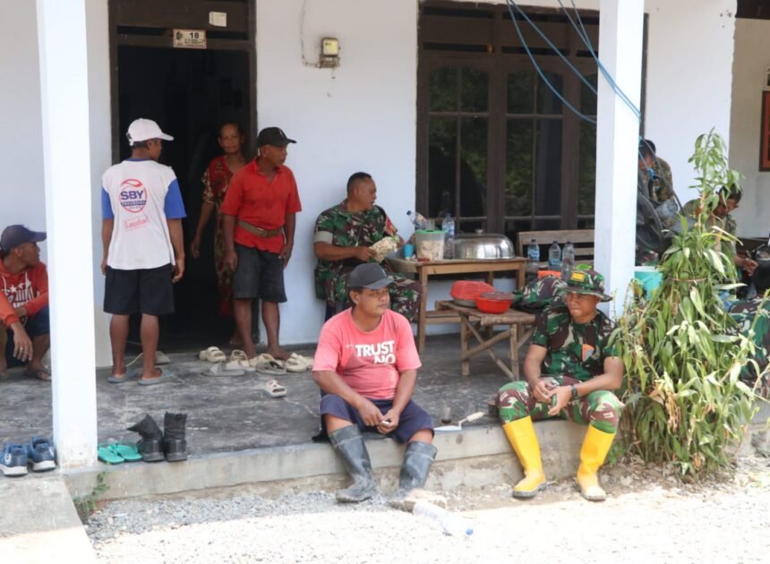TNI dan Warga Pojok Berinteraksi Santai Saat Istirahat Makan Siang TMMD 130