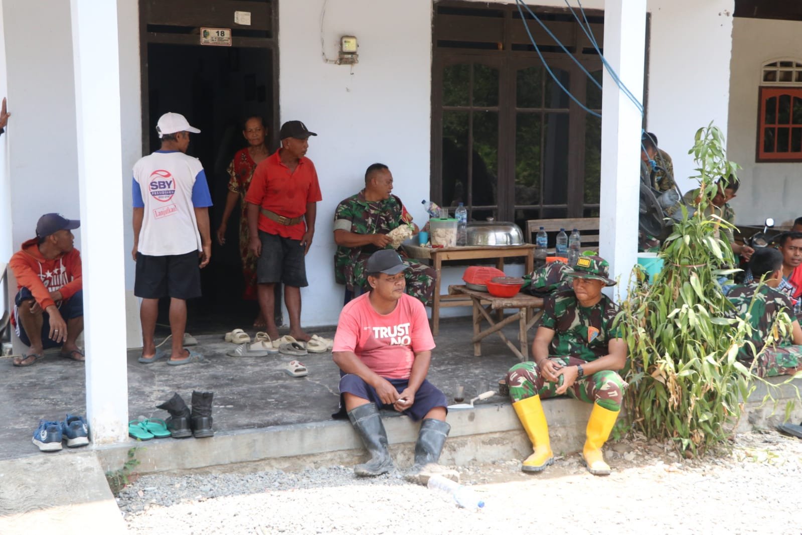 TNI dan Warga Pojok Berinteraksi Santai Saat Istirahat Makan Siang TMMD 130