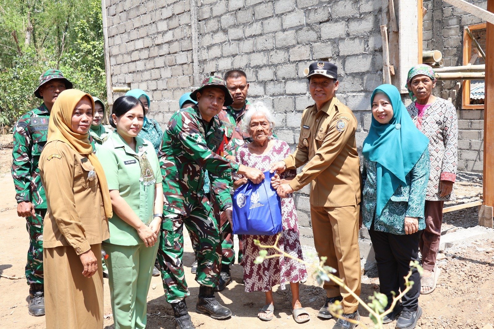 Mbah Waqilah, 95 tahun, berharap rumah segera siap untuk hidup mandiri