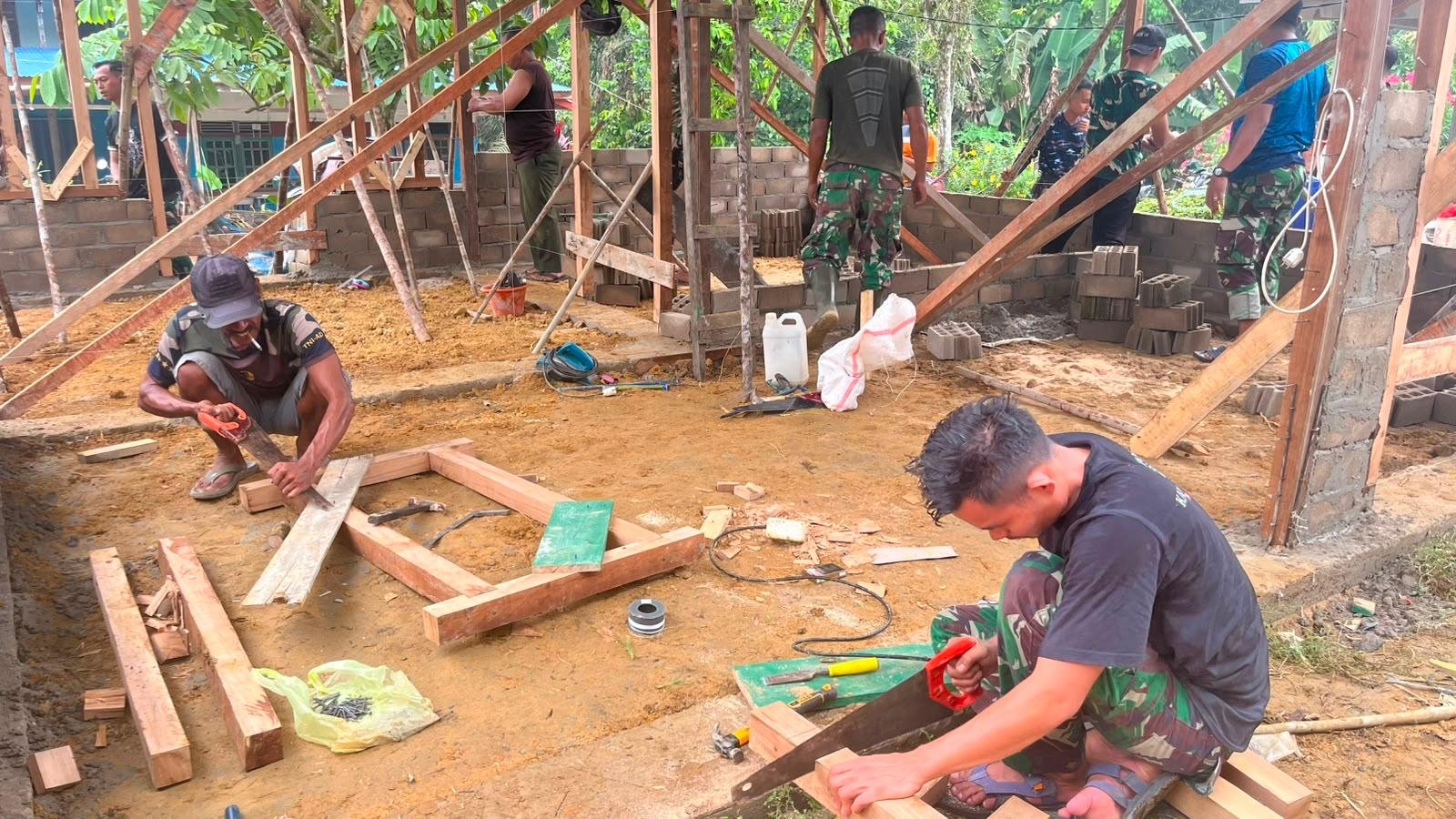 Dedikasi Satgas TMMD Landak dalam Membangun Hunian Aman untuk Ibu Suhanim