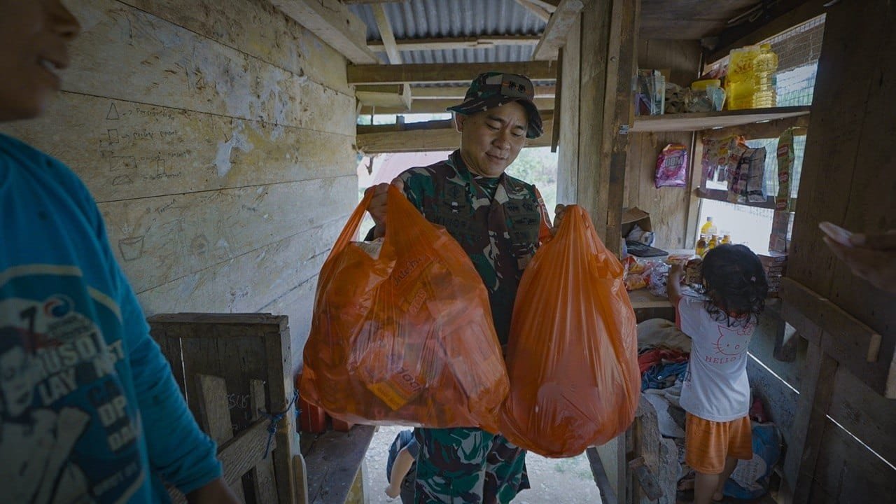 TNI dan Masyarakat: Keakraban Terjalin Melalui Ngobrol Santai di Warung