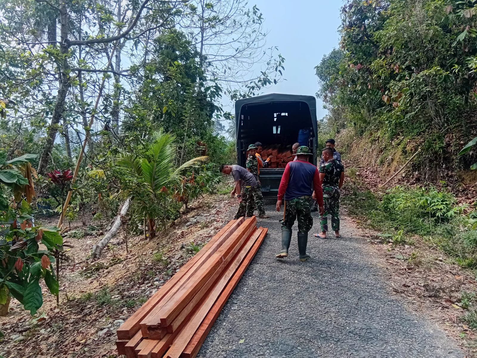 Aksi Sosial TNI dan Warga Luncurkan Material Rehabilitasi Rumah di Leboni