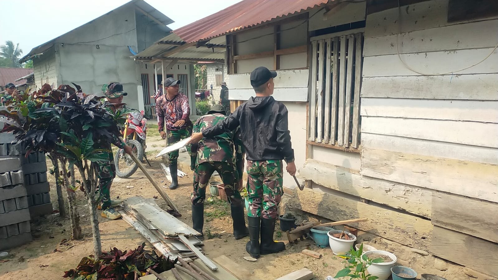 Transformasi Rumah Bapak Arianton Dimulai di Desa Soe dengan Pembongkaran