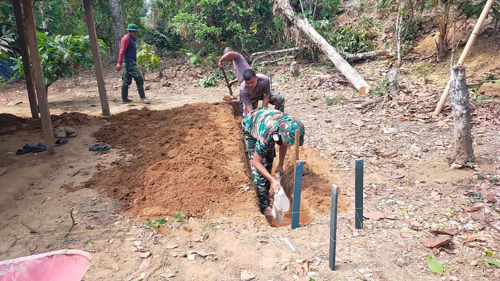 Satgas TMMD ke-130 Awali Rehabilitasi RTLH dengan Penggalian Pondasi di Poso