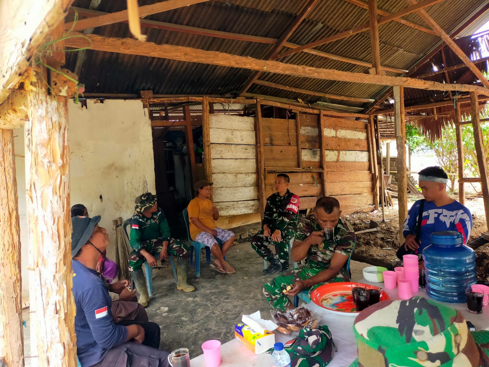 Kegiatan Santai Satgas TMMD ke-130 Pererat Hubungan dengan Warga Mayakeli