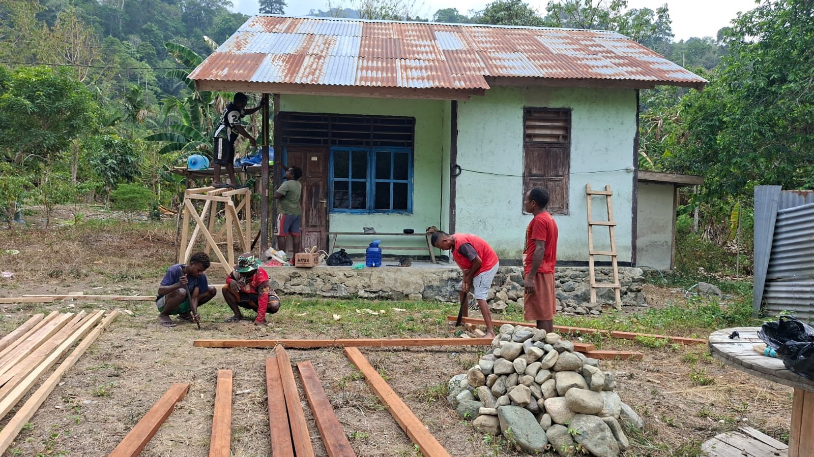 Kebersamaan Masyarakat dan TNI dalam Revitalisasi Rumah Melalui TMMD ke-130