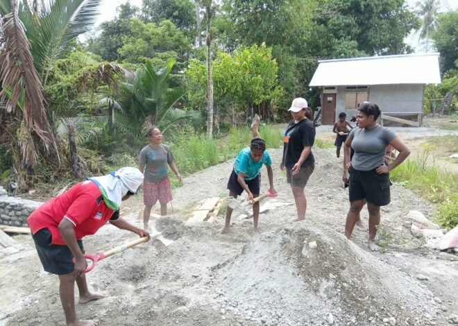 Mama Papua Hadirkan Semangat Gotong Royong dalam Program TMMD di Ransiki