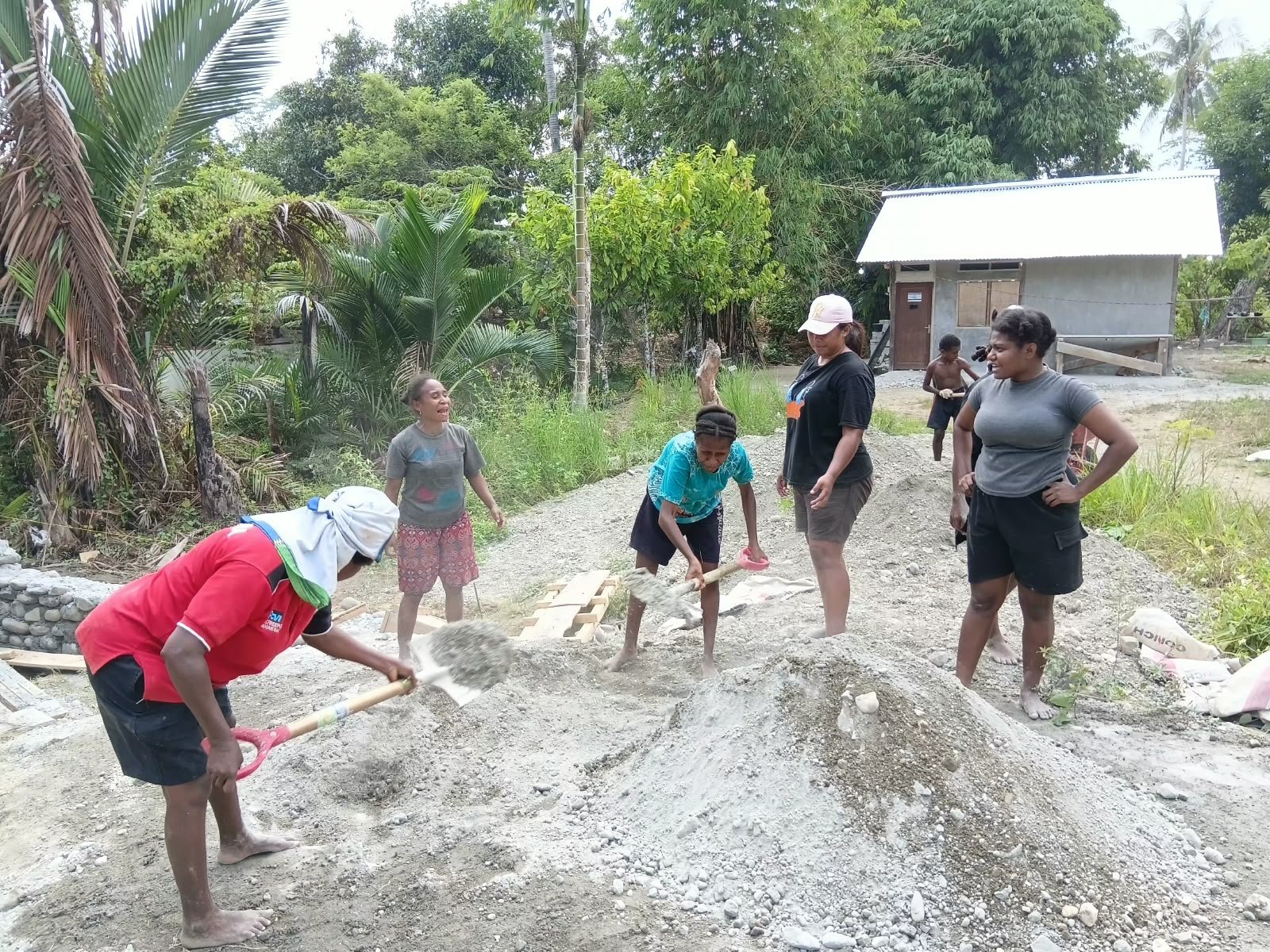 Mama Papua Hadirkan Semangat Gotong Royong dalam Program TMMD di Ransiki