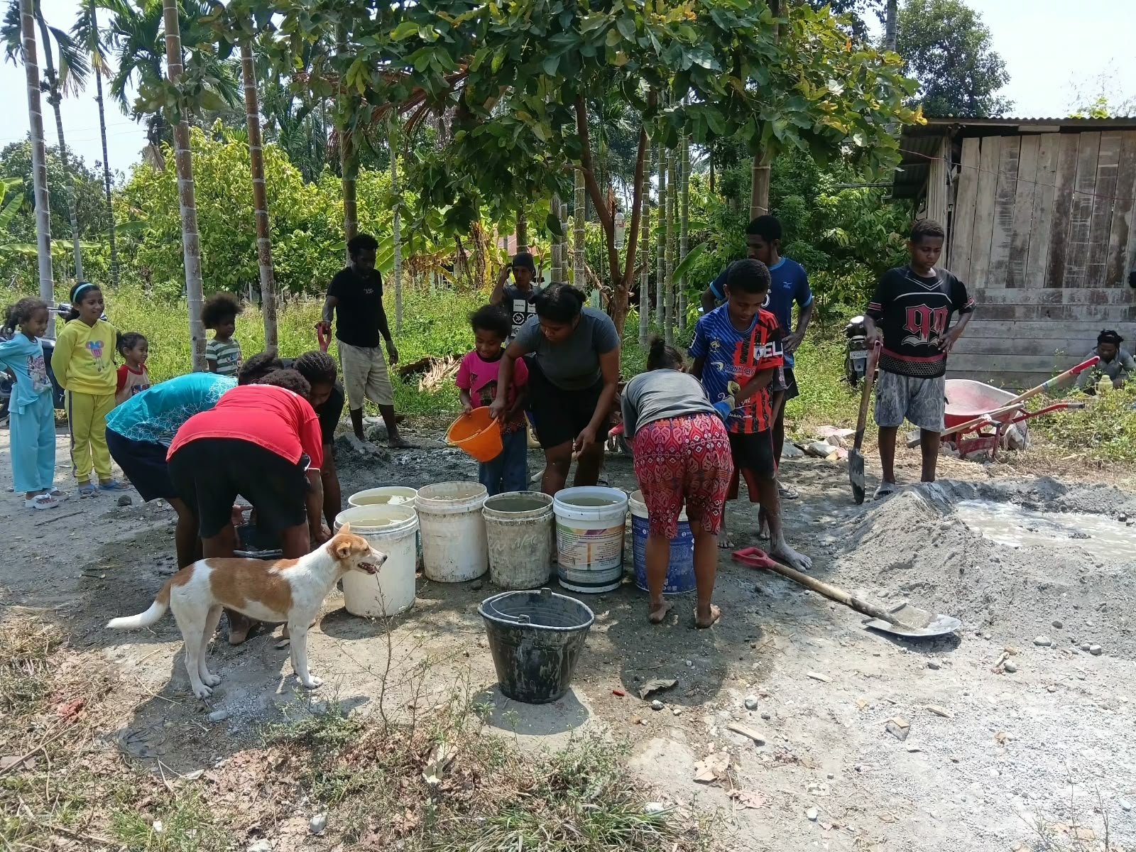Mama Papua Tunjukkan Kepedulian Melalui Partisipasi dalam TMMD ke-130