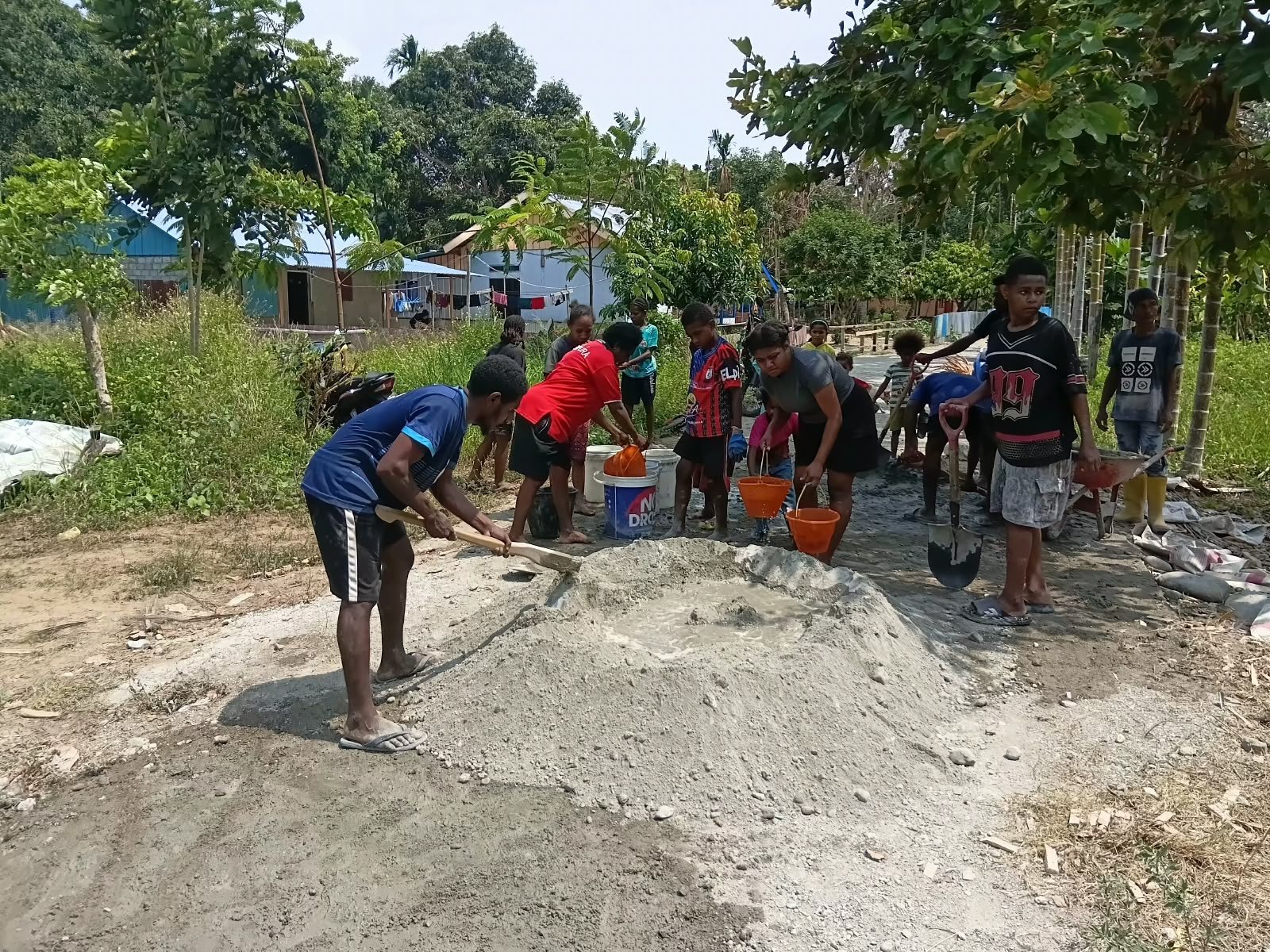 Kebersamaan TNI dan Warga dalam TMMD ke-130, Membangun Harapan di Manokwari