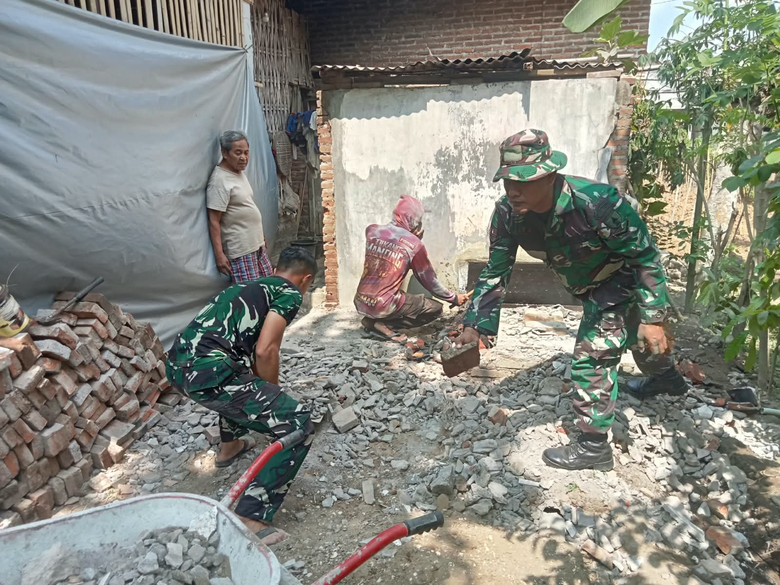 Tim TMMD ke-130 awali renovasi rumah Suparlan di Tulungagung dengan penyiapan lahan
