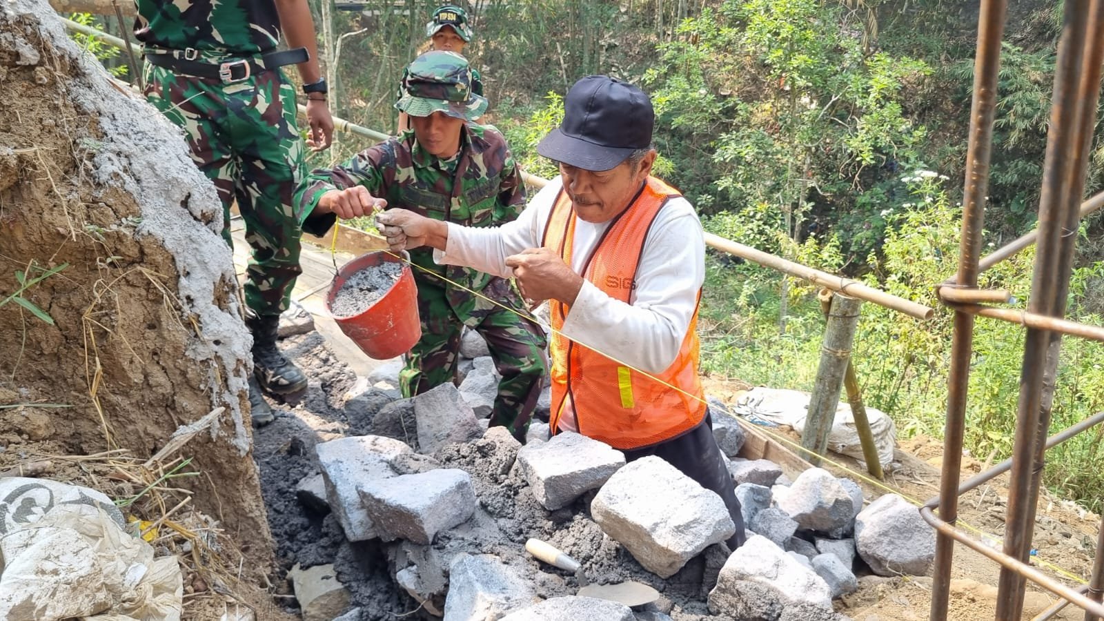 Pak Darto dan TNI: Sinergi Membangun Pertahanan Desa Taji dari Ancaman Longsor
