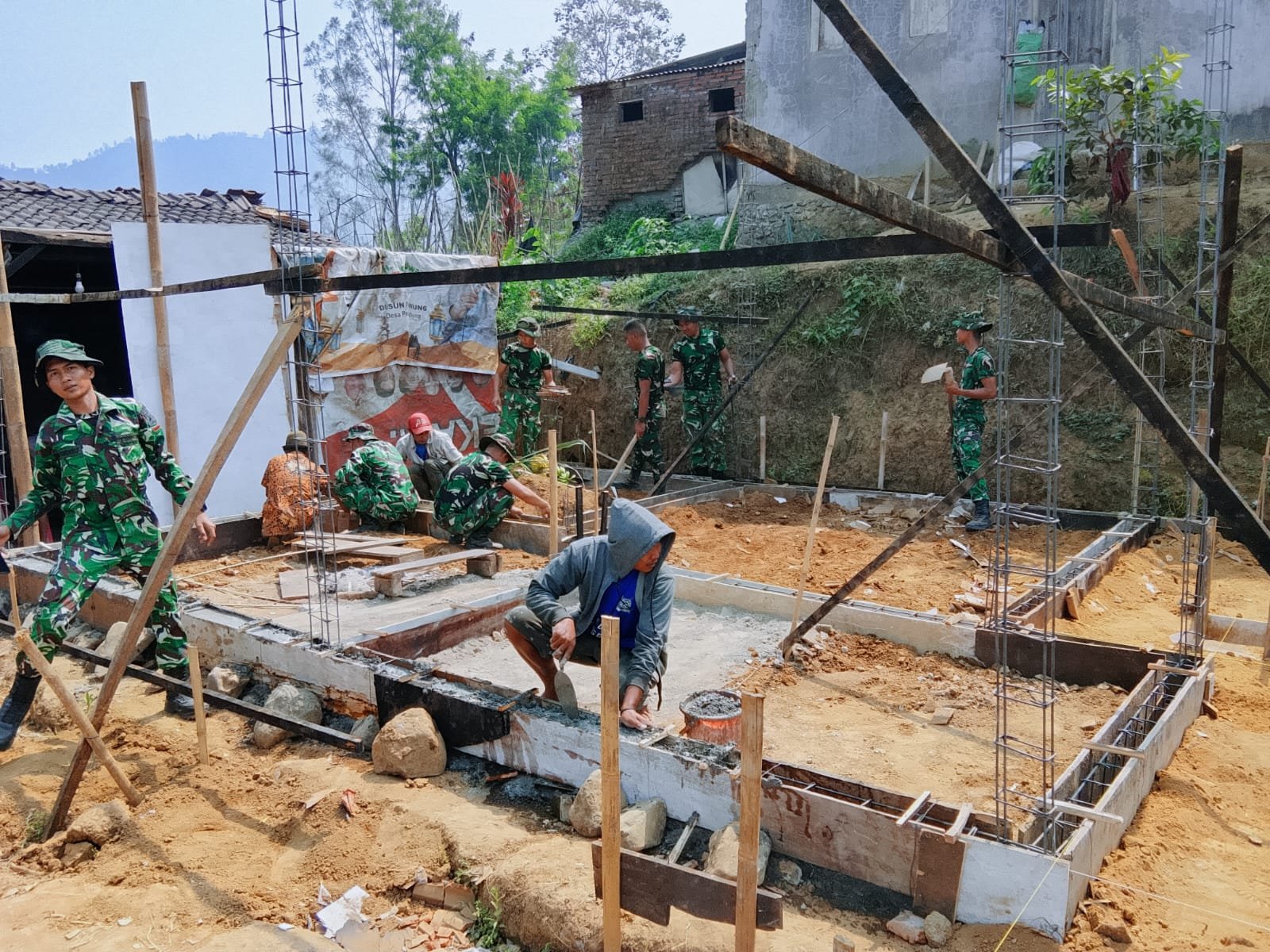 Pembangunan Pondasi Rumah Bapak Nanang di Malang Dapat Dukungan Optimal Satgas TMMD