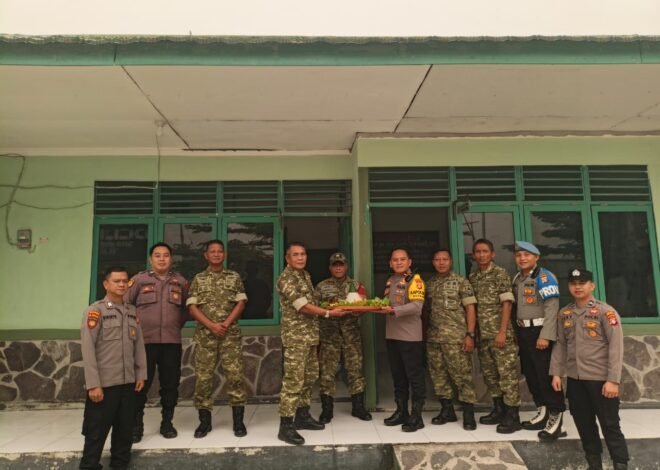 Koramil 1018-01/Sepang Marcakan HUT TNI ke-81 dengan Tumpeng dari Polsek