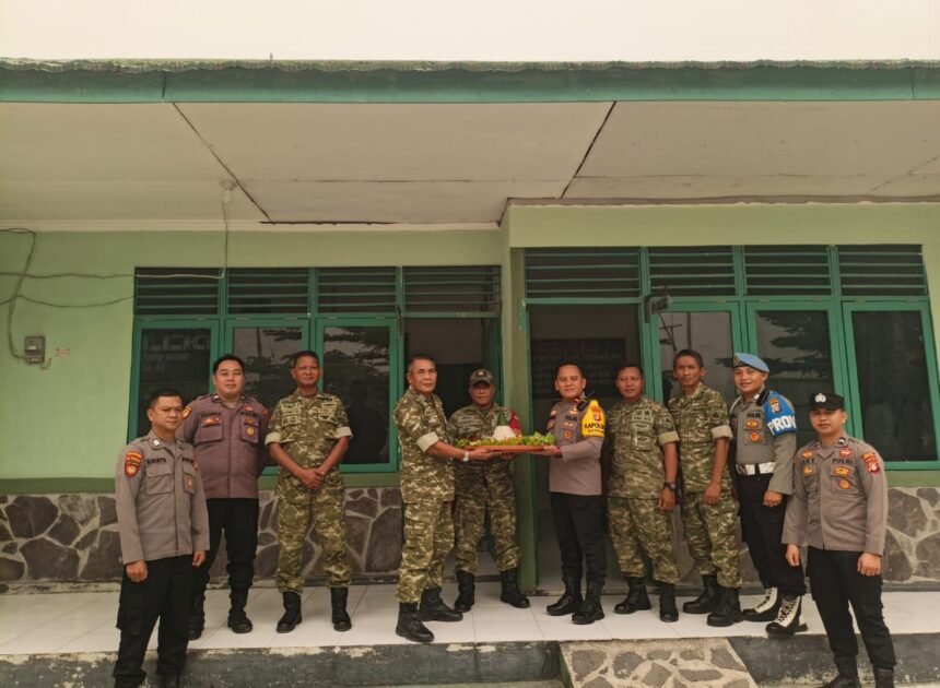 Koramil 1018-01/Sepang Marcakan HUT TNI ke-81 dengan Tumpeng dari Polsek