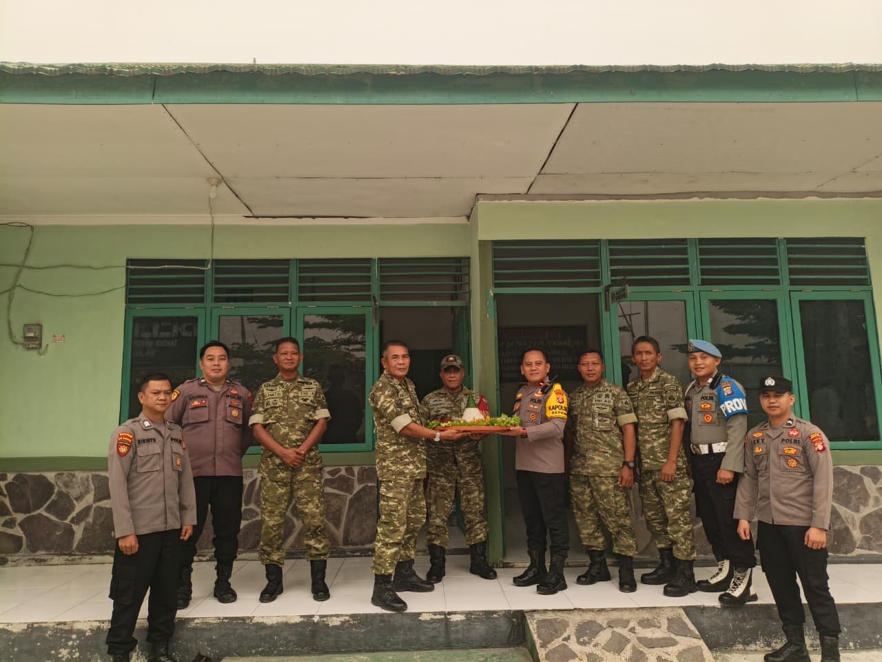 Koramil 1018-01/Sepang Marcakan HUT TNI ke-81 dengan Tumpeng dari Polsek