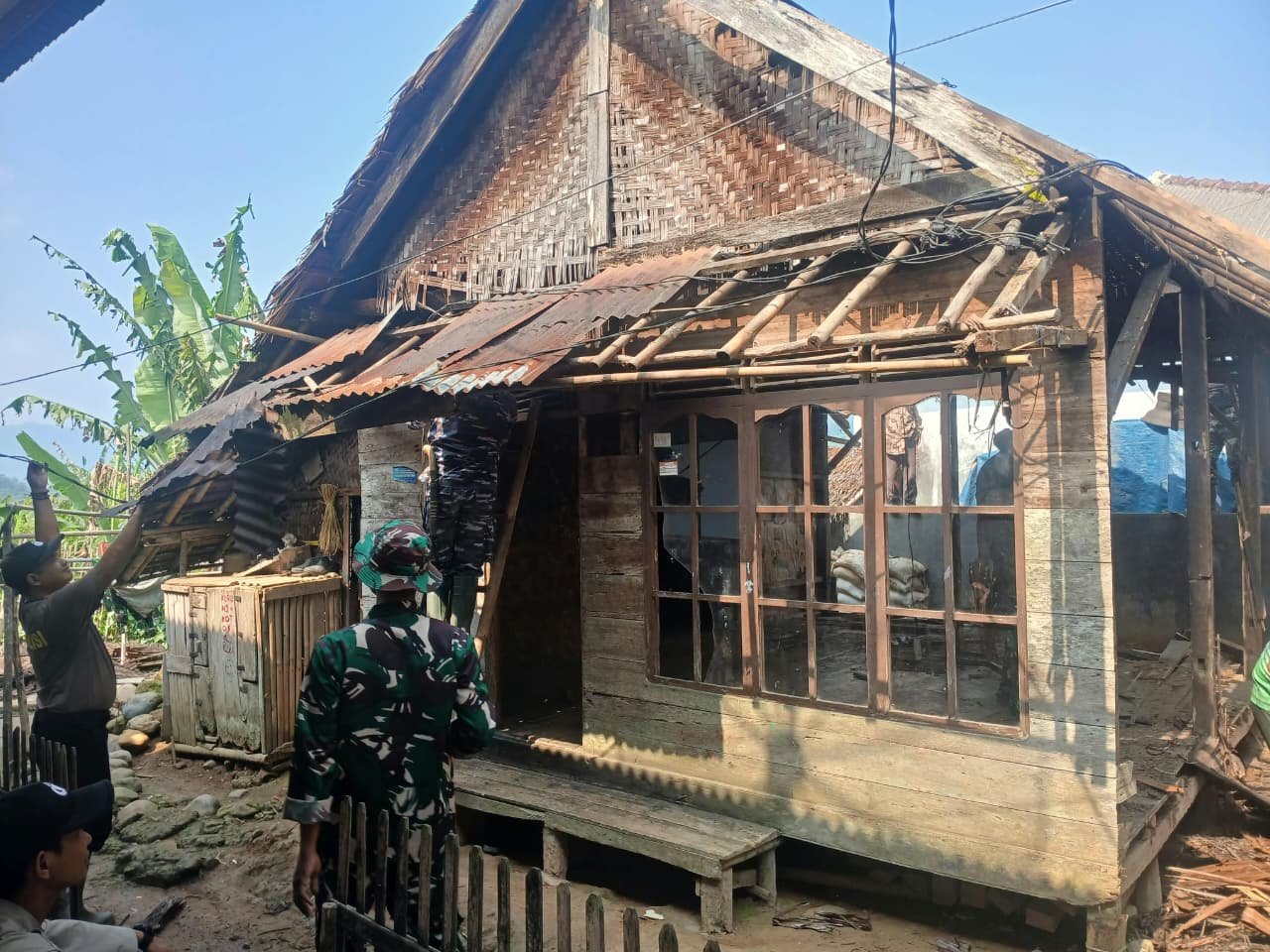 Dukungan TMMD ke-130: Rumah Petani Bapak Apin Diperbaiki untuk Kenyamanan