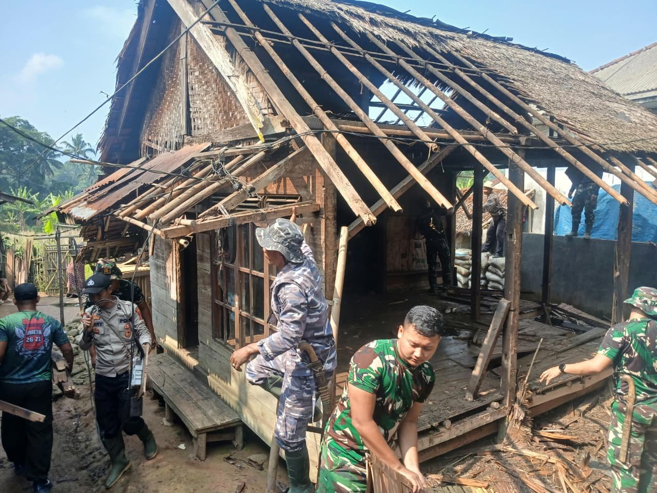 Program TMMD ke-130: Transformasi Hunian Keluarga Bapak Apin untuk Masa Depan