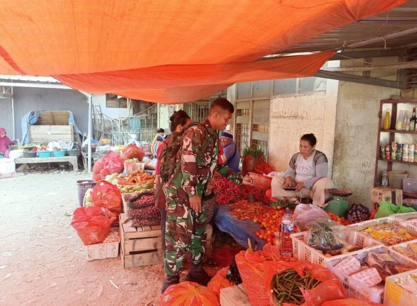 Kepedulian Babinsa Pajalele Terhadap Ketersediaan Sembako di Sidrap