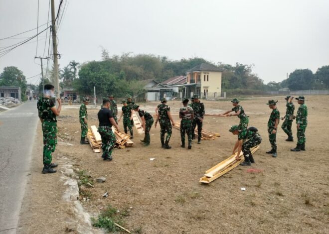 Kolaborasi Satgas dalam Mobilisasi Bekisting untuk Proyek TMMD yang Efisien