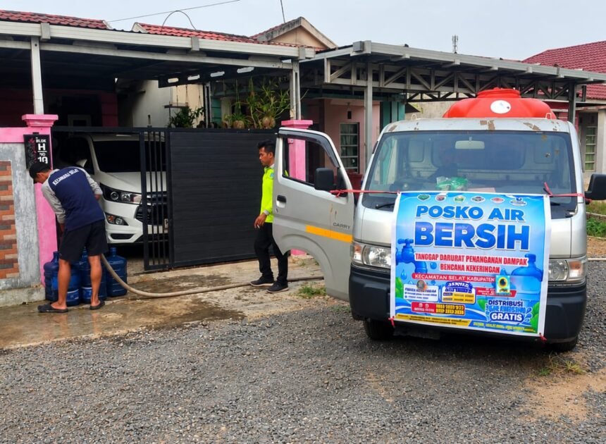 TNI Bersama Instansi Lain Salurkan Bantuan Air Bersih Untuk Mengatasi Krisis