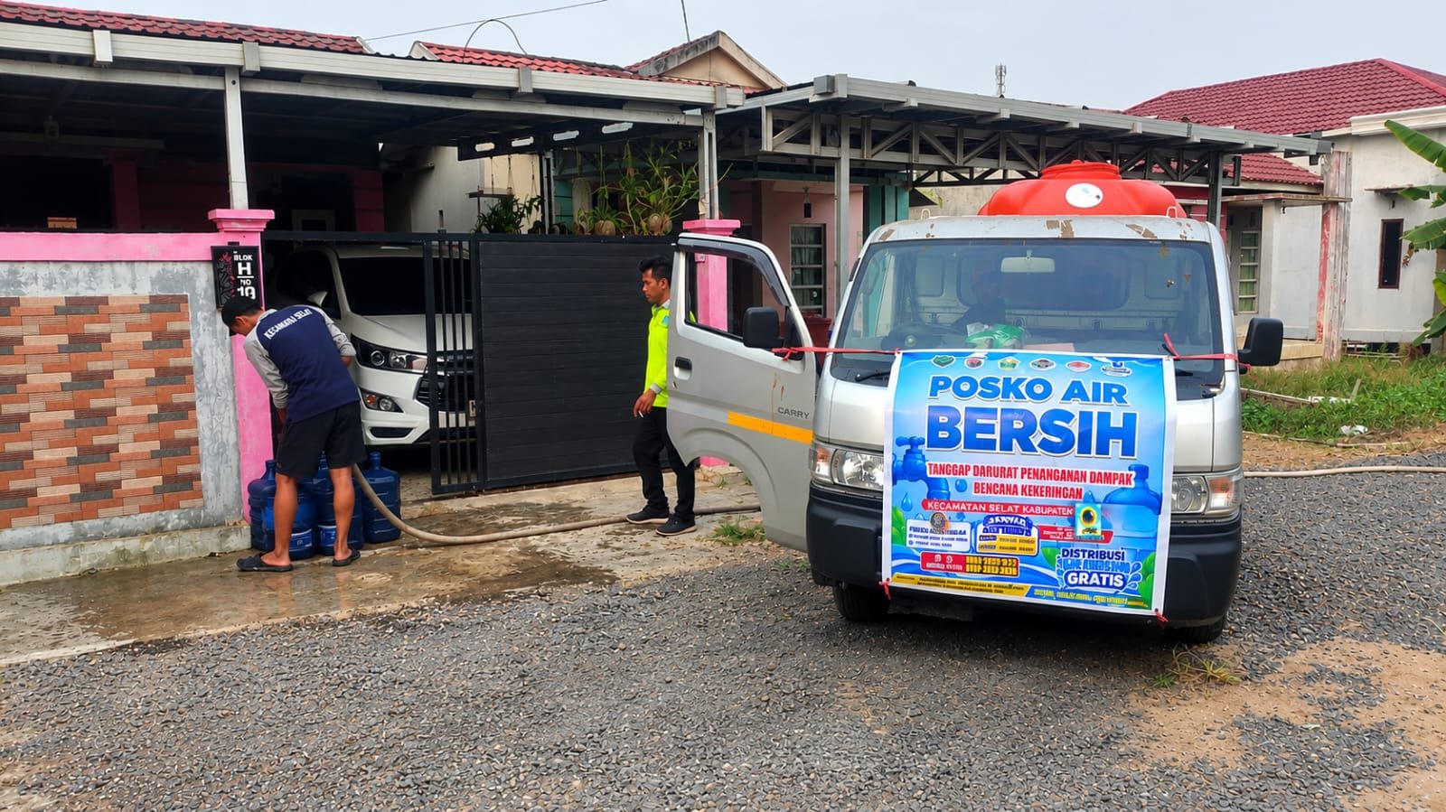 TNI Bersama Instansi Lain Salurkan Bantuan Air Bersih Untuk Mengatasi Krisis