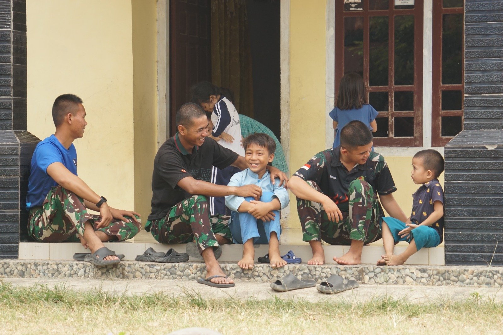 Anak-Anak Kandang Limun Ceria Menyambut Kehadiran Prajurit TMMD di Bengkulu