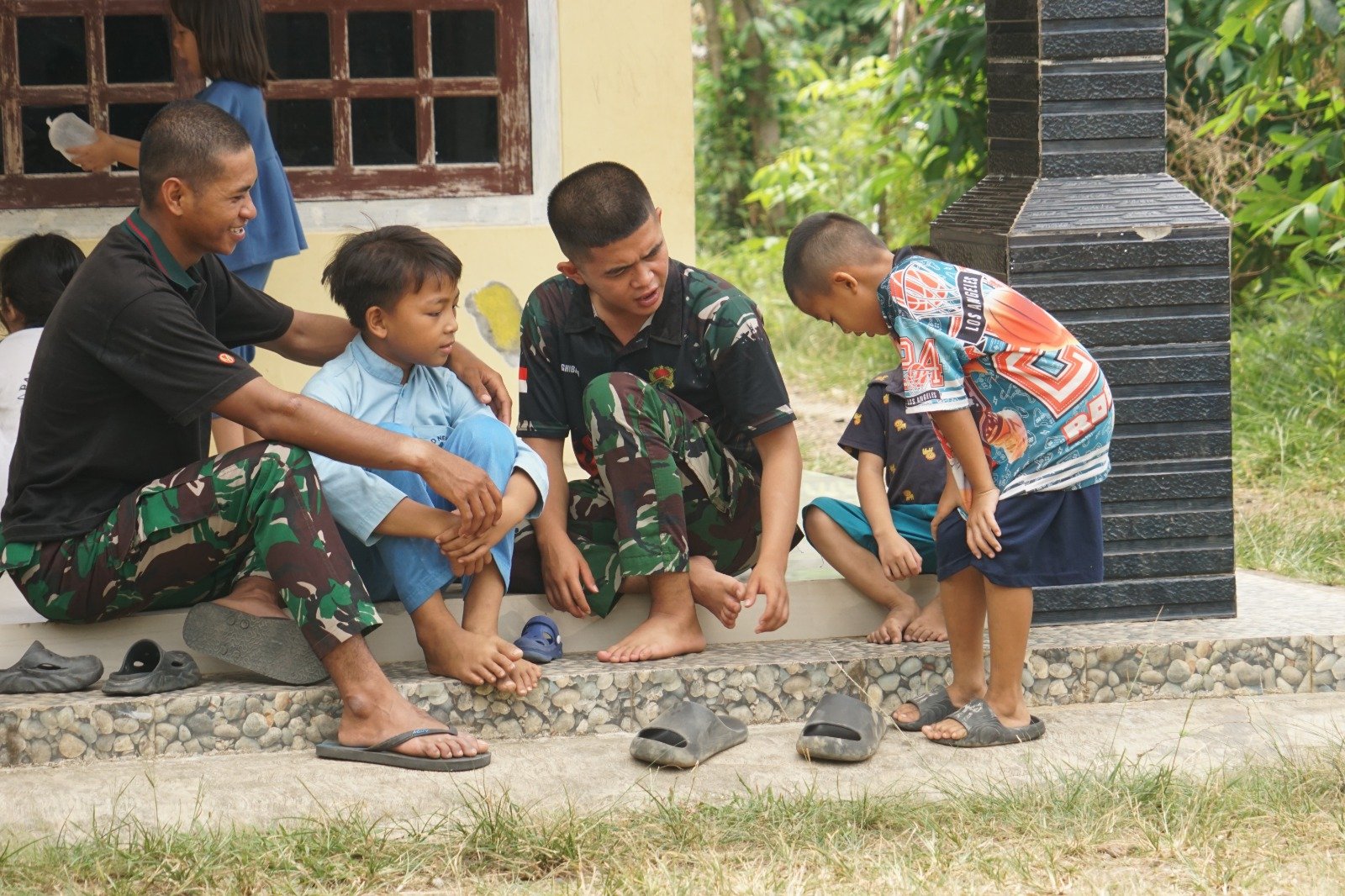Satgas TMMD ke-130 Kodim 0407 Berikan Kebahagiaan dan Edukasi bagi Anak-anak