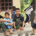 Anak-Anak Kandang Limun Menyambut Prajurit TMMD dengan Keceriaan yang Menghangatkan
