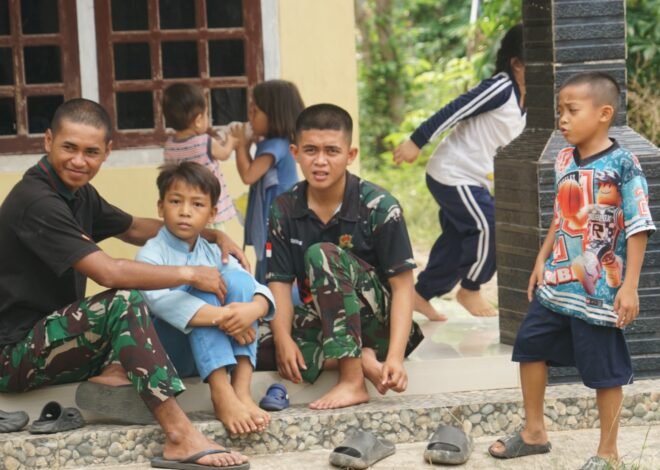 Anak-Anak Kandang Limun Menyambut Prajurit TMMD dengan Keceriaan yang Menghangatkan