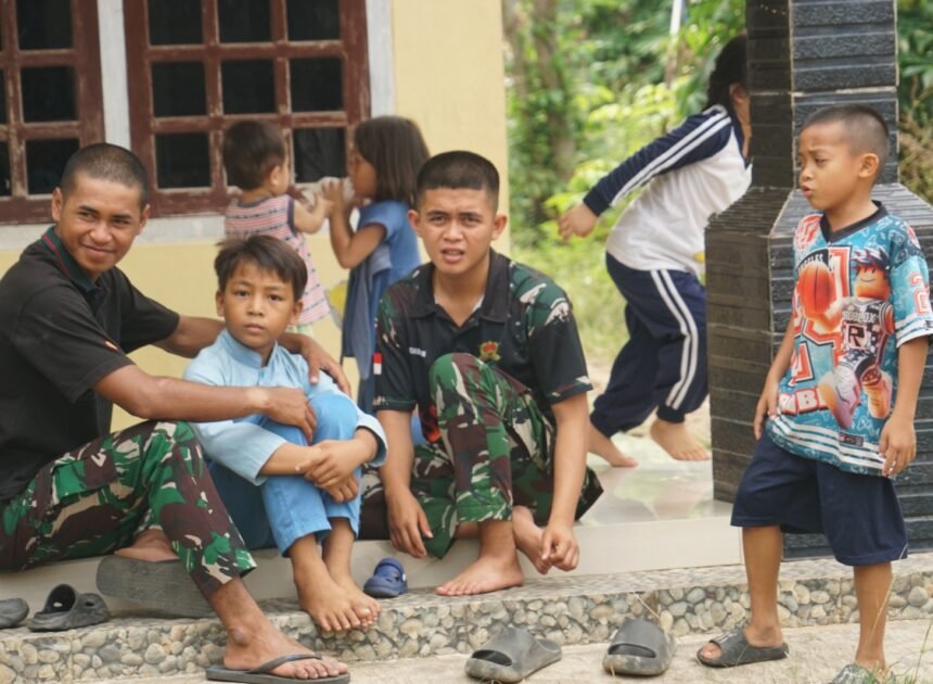 Anak-Anak Kandang Limun Menyambut Prajurit TMMD dengan Keceriaan yang Menghangatkan