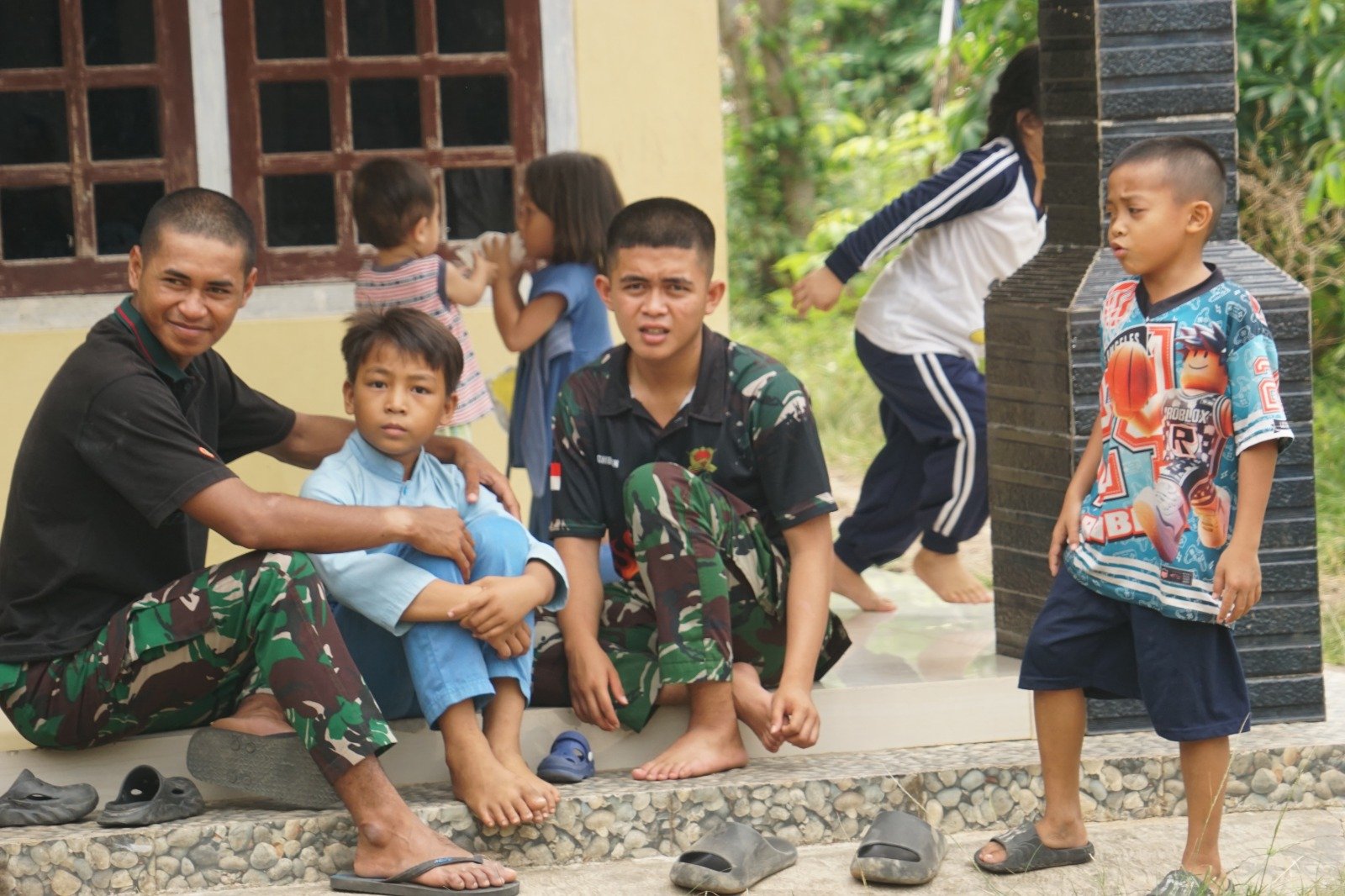 Anak-Anak Kandang Limun Menyambut Prajurit TMMD dengan Keceriaan yang Menghangatkan