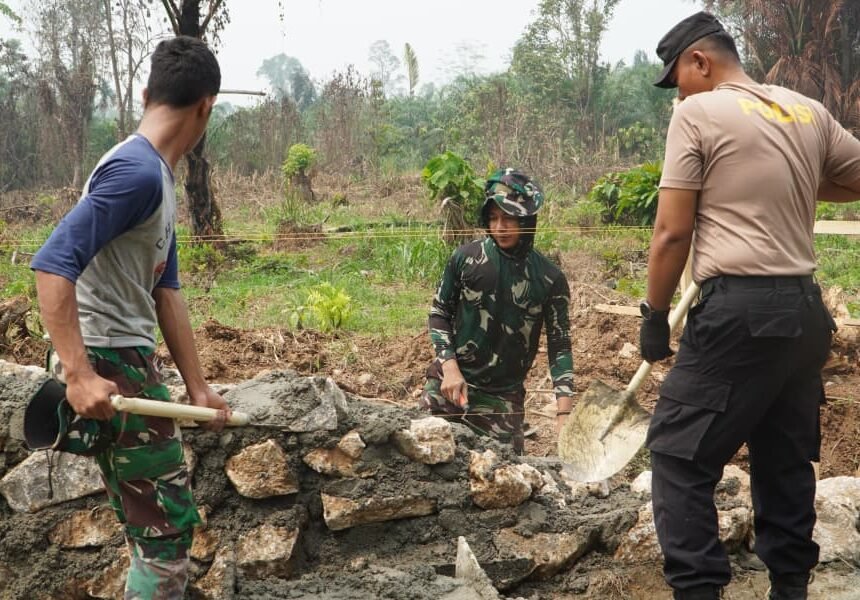 Sinergi TNI dan Polri Sukseskan Pembangunan Infrastruktur di Luwu Timur