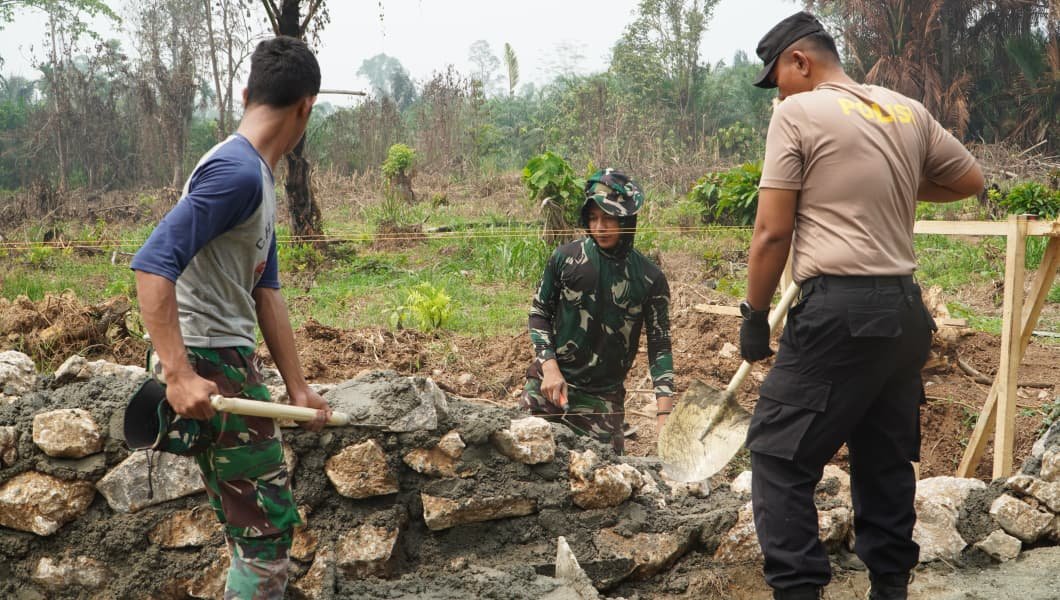 Sinergi TNI dan Polri Sukseskan Pembangunan Infrastruktur di Luwu Timur