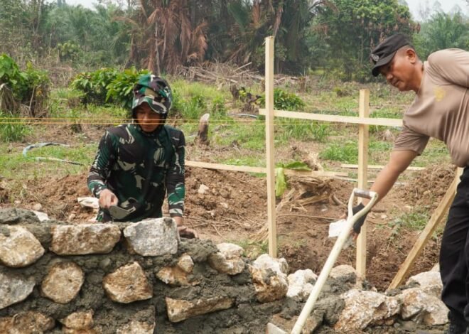 Keharmonisan TNI-Polri Bersama Warga dalam Membangun Desa di Luwu Timur