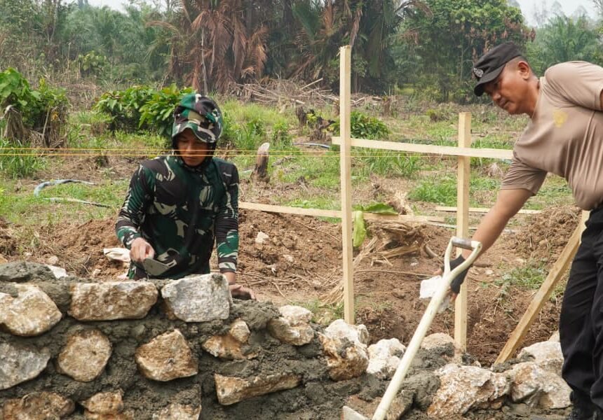 Keharmonisan TNI-Polri Bersama Warga dalam Membangun Desa di Luwu Timur