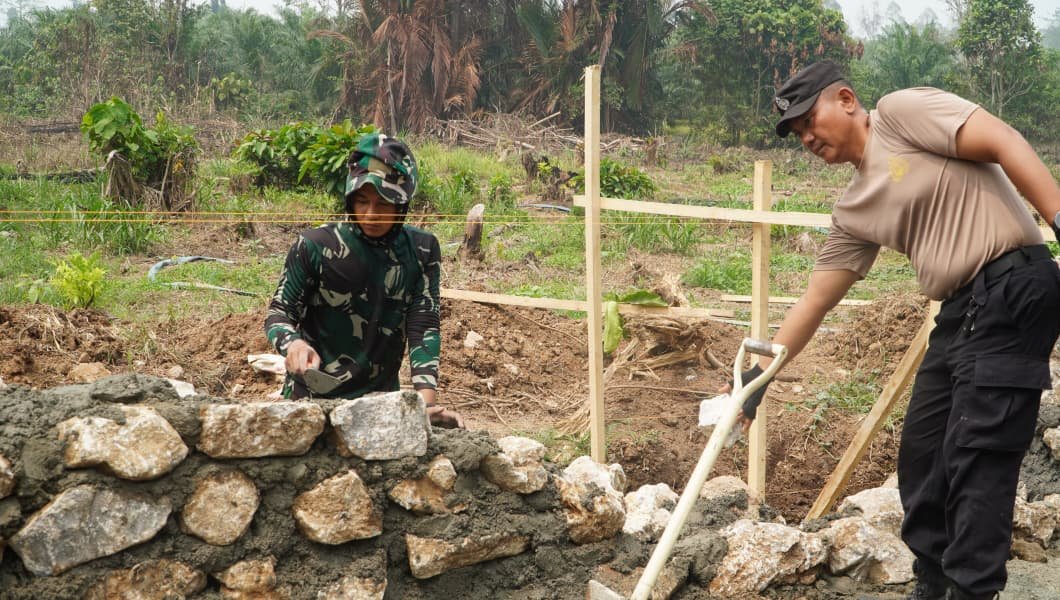 Keharmonisan TNI-Polri Bersama Warga dalam Membangun Desa di Luwu Timur