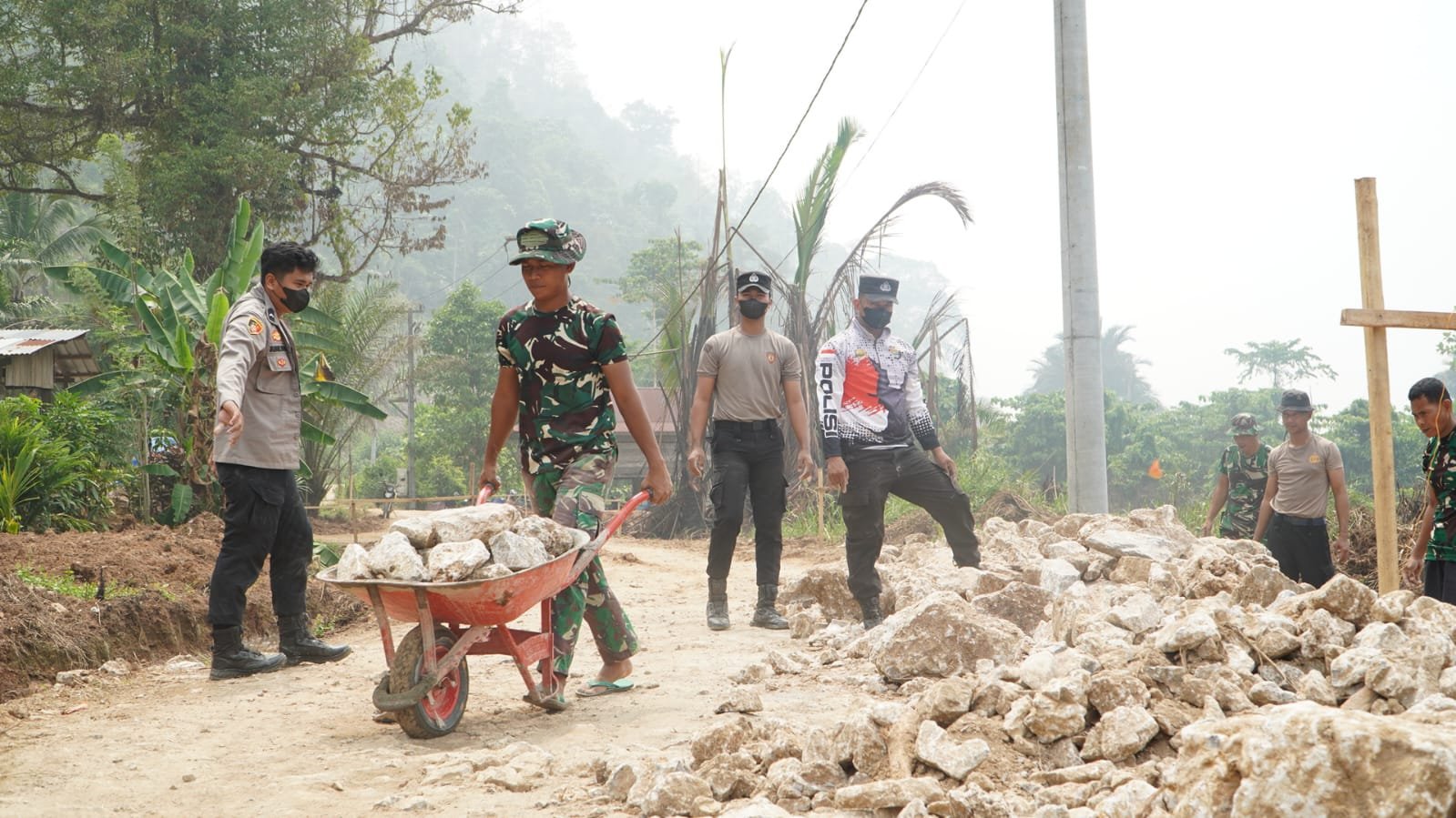 Mendorong Kebersamaan, TMMD di Luwu Timur Perkuat Sinergi TNI-Polri dan Warga