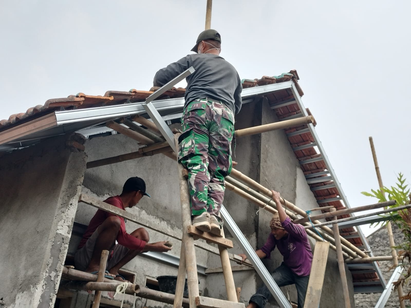 TNI Perkuat Kesejahteraan Masyarakat dengan Renovasi Rumah Bapak M. Syafi’i