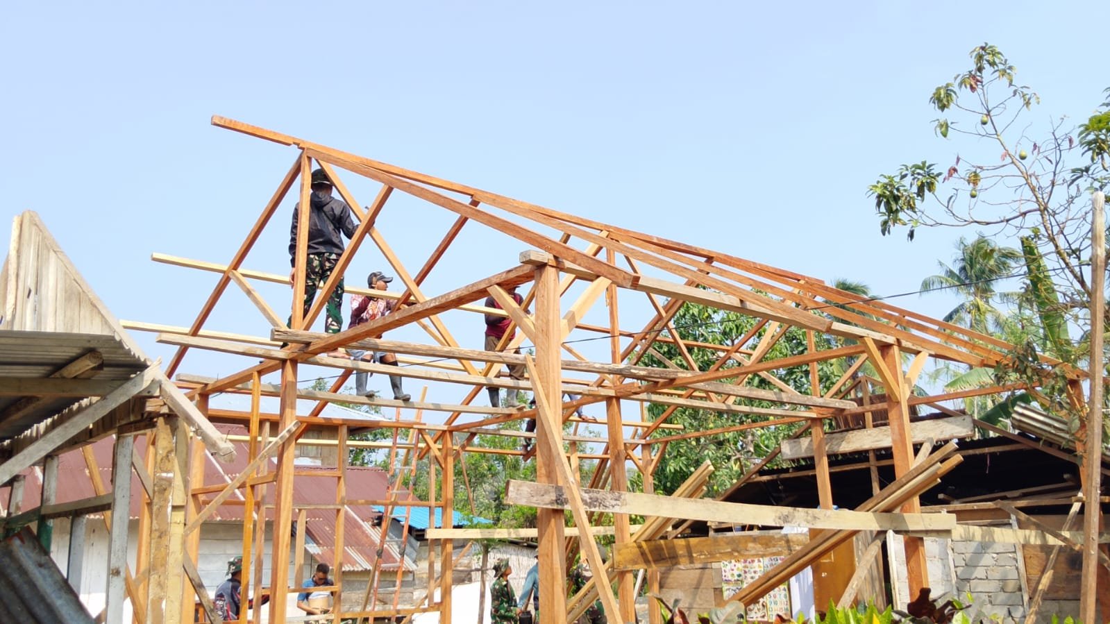 Kemajuan Pembenahan Rumah Tidak Layak Huni di Poso Terlihat Dengan Rangka Atap