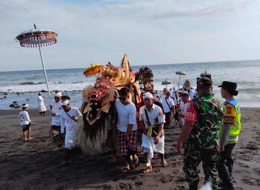 Aparat TNI Polri Jaga Ketertiban Ritual Melasti di Pantai Watu Klotok