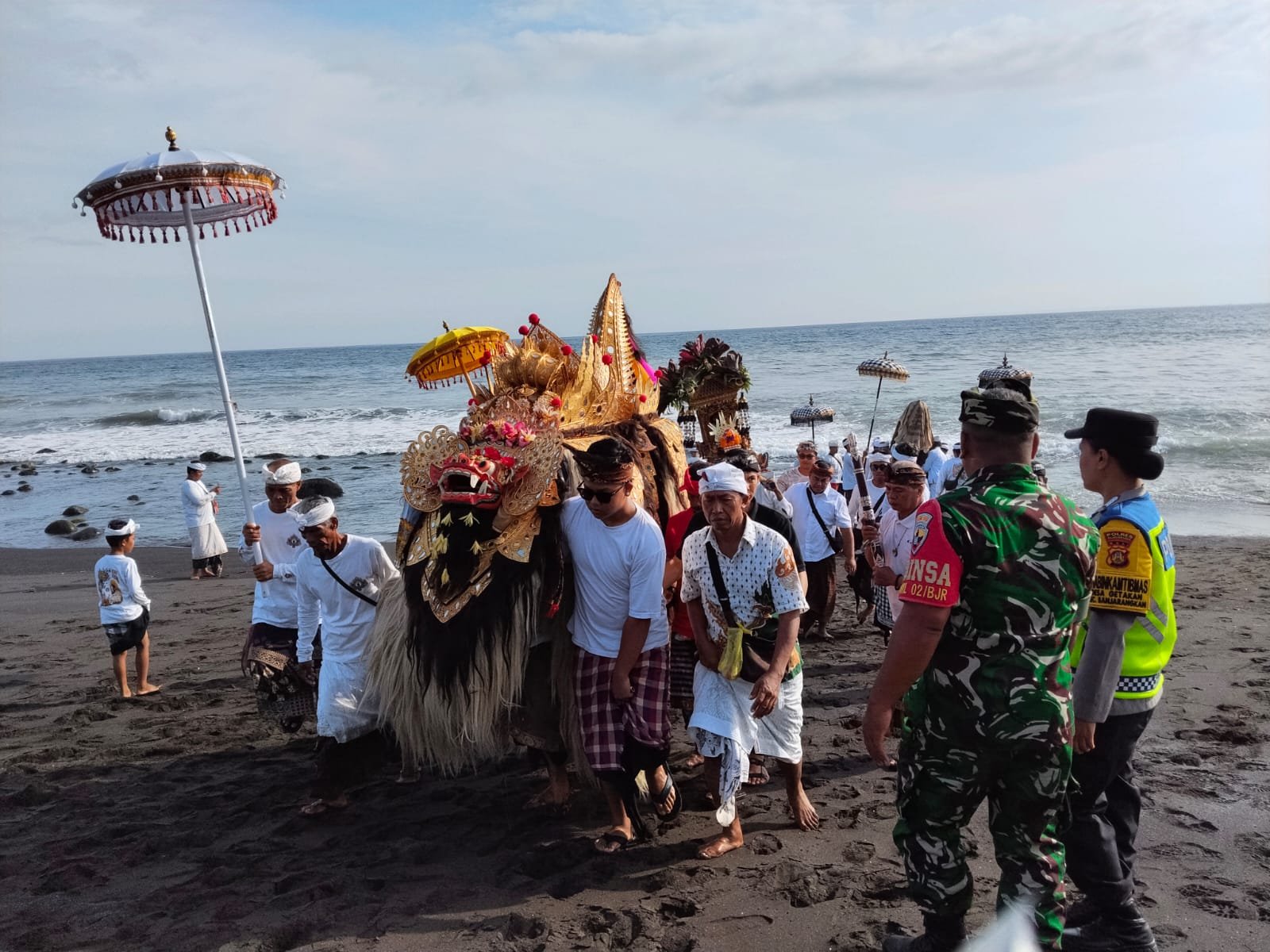 Aparat TNI Polri Jaga Ketertiban Ritual Melasti di Pantai Watu Klotok