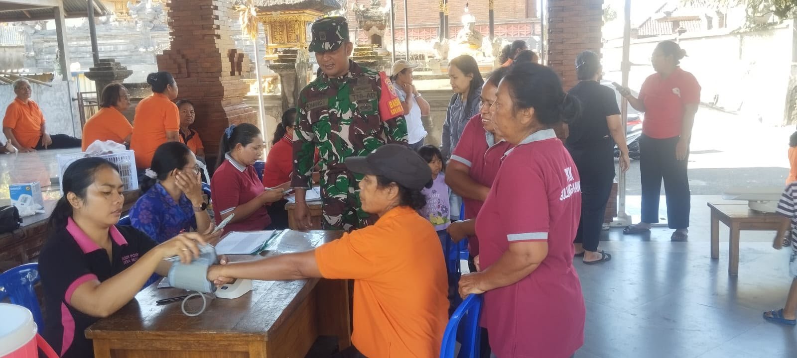 Peran TNI AD dalam Memperkuat Kesehatan Masyarakat di Desa Bunutin