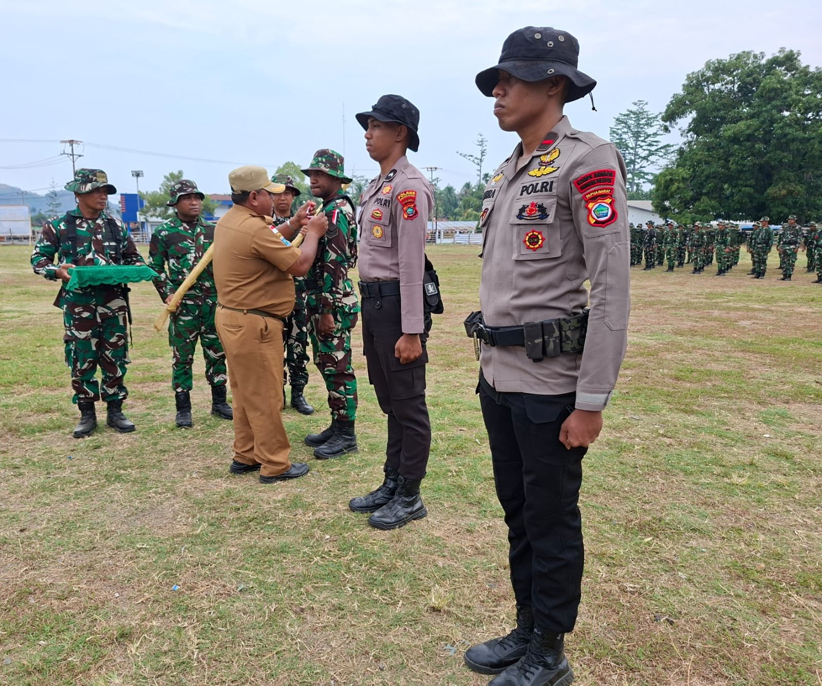 TNI Siapkan Aksi Pembangunan Melalui Simbolis Penyerahan Alat dan Penyematan Pita