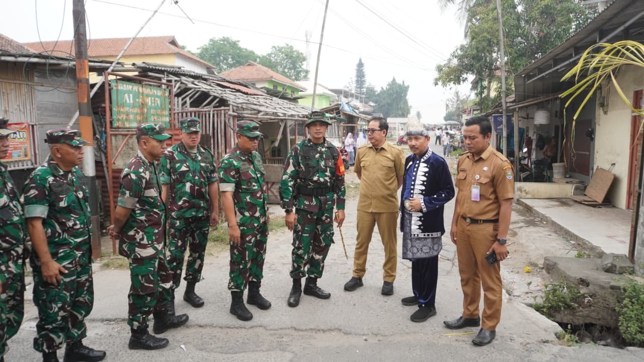Tinjauan Kasrem dan Tim di Proyek Jalan TMMD untuk Desa Sumur Bandung