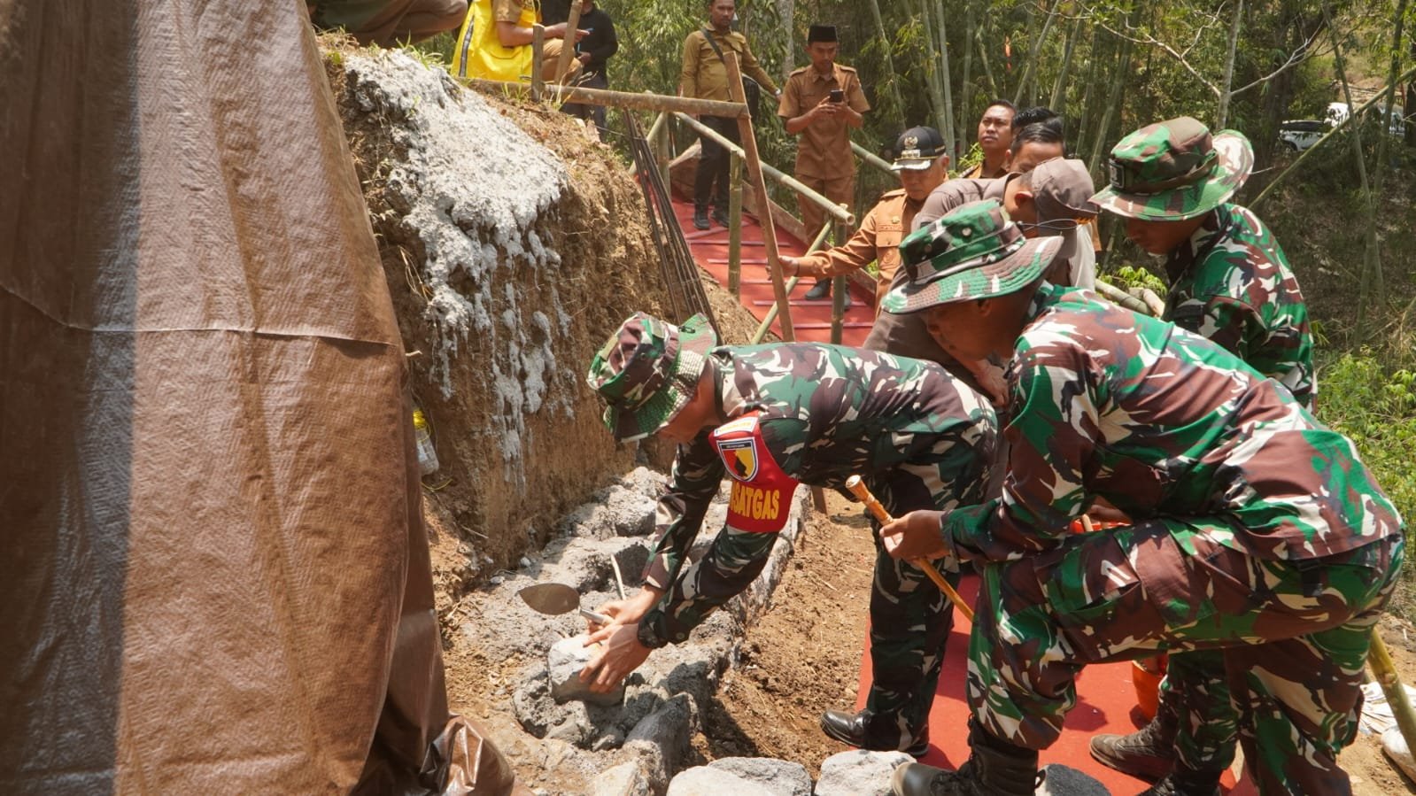 Simbolis Awal TMMD 130, Bupati Malang Laksanakan Peletakan Batu di Desa Taji